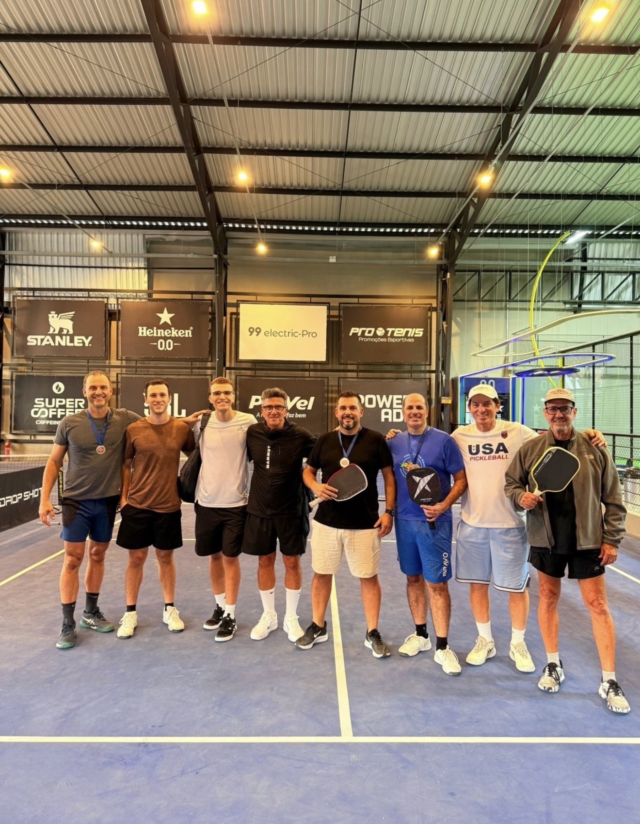 Participantes reunidos no PickleballPOA Closed